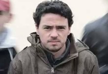 رجل تظهر عليه صفات المريض النفسي