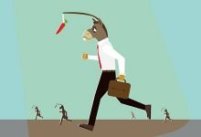 حمار يركض خلف جزرة في إشارة الى أكاذيب التنمية البشرية والخدع التي يُروّج لها