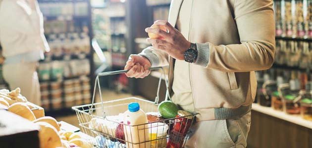 عربة تسوق كبيرة ممتلئة يجرها زبون وهي من خدع المتاجر والسوبرماركت