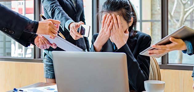 موظفة مرتبكة من تعدد المهام