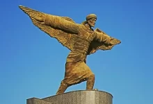 تمثال عباس بن فرناس أكثر شخصية عربية مؤثرة في التاريخ