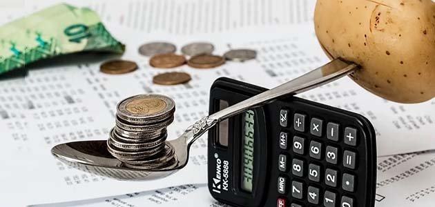 آلة حاسبة وأموال تشير إلى كيفية إدارة الحياة المالية