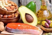 مجموعة متنوعة من الأطعمة تحتوي على الدهون