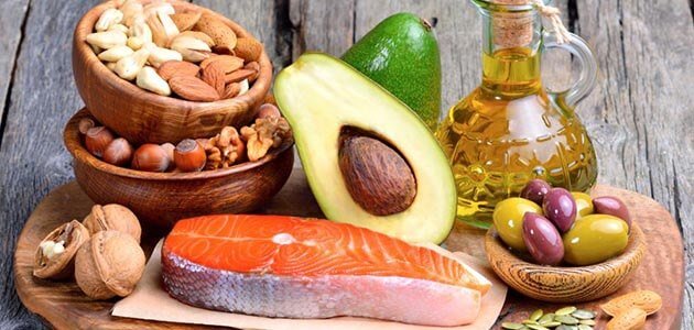 مجموعة متنوعة من الأطعمة تحتوي على الدهون