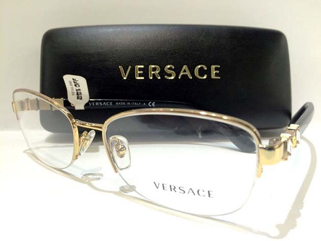 نظارة شفافة مكتوب عليها VERSACE مع علبة سوداء