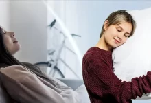 فتاة نائمة مستلقية على ظهرها