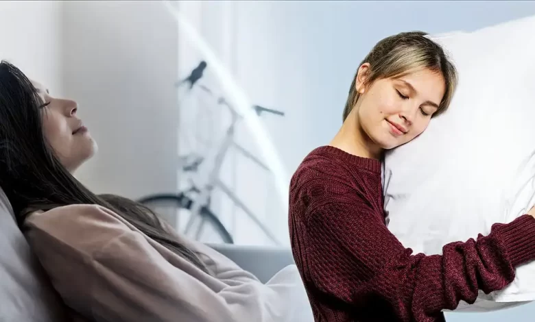 فتاة نائمة مستلقية على ظهرها