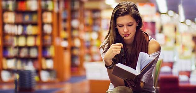 طالبة تقرأ كتاب علمي مترجم