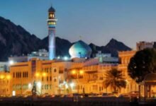 مسجد كبير مضاء بالأنوار بناه تابعي المذهب الإباضي