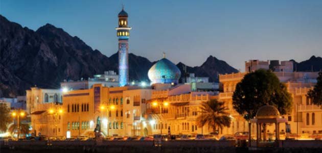 مسجد كبير مضاء بالأنوار بناه تابعي المذهب الإباضي