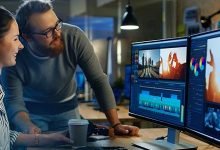 مصمم جرافيكس يستخدم برنامج تعديل فيديو على شاشة حاسوب