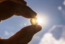 فيتامين د على شكل مكمل غذائي حبة دواء صفراء سائلة شفافة