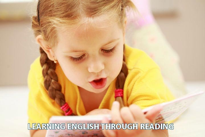 طفلة تقرأ قصة باللغة الإنجليزية