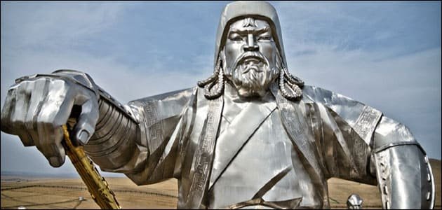 تمثال جنكيز خان فضي يحمل سيف، وهو قائد المغول