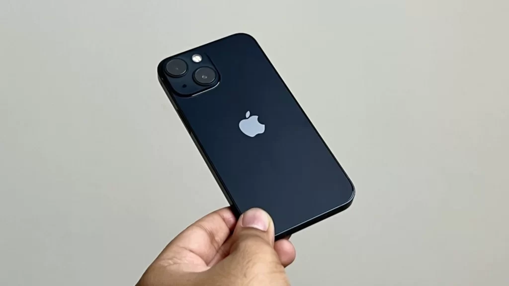 هاتف iPhone 13 mini لون أسود، يظهر من الخلف فقط، يدعم 5G