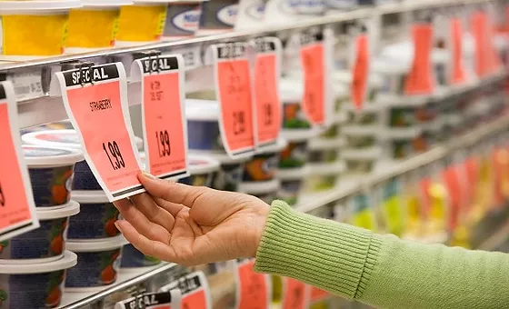 حيلة تسعير البضائع في المحلات التجارية تظهر الأسعار على الرفوف