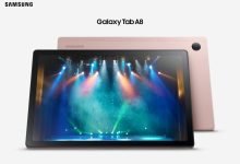 جهاز Samsung Galaxy Tab A8 لون زهري، يظهر من الأمام وعليه اسم شركة Samsung