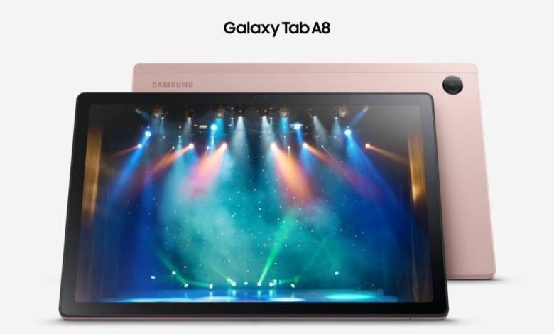 جهاز Samsung Galaxy Tab A8 لون زهري، يظهر من الأمام وعليه اسم شركة Samsung