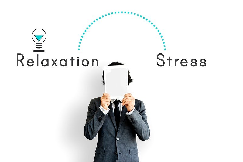 رجل يأخذ استراحة للقضاء على الأفكار السلبية، مكتوب عبارة "Stress" وعبارة "Relaxation"