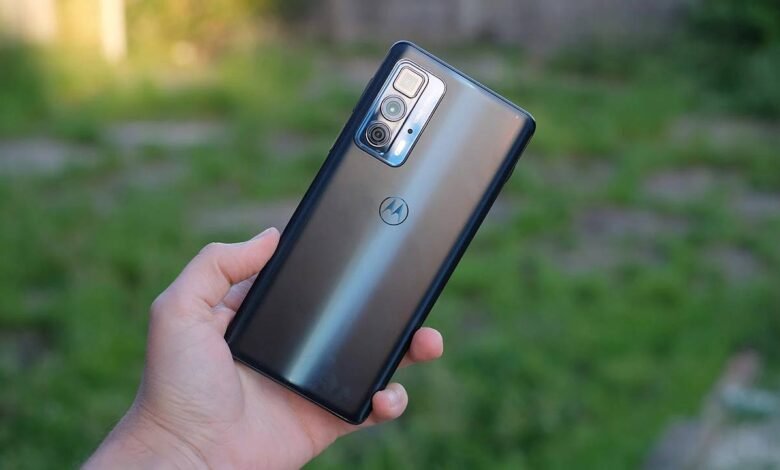 أرخص هاتف جيل خامس يظهر Motorola Edge 2021 بلون أزرق