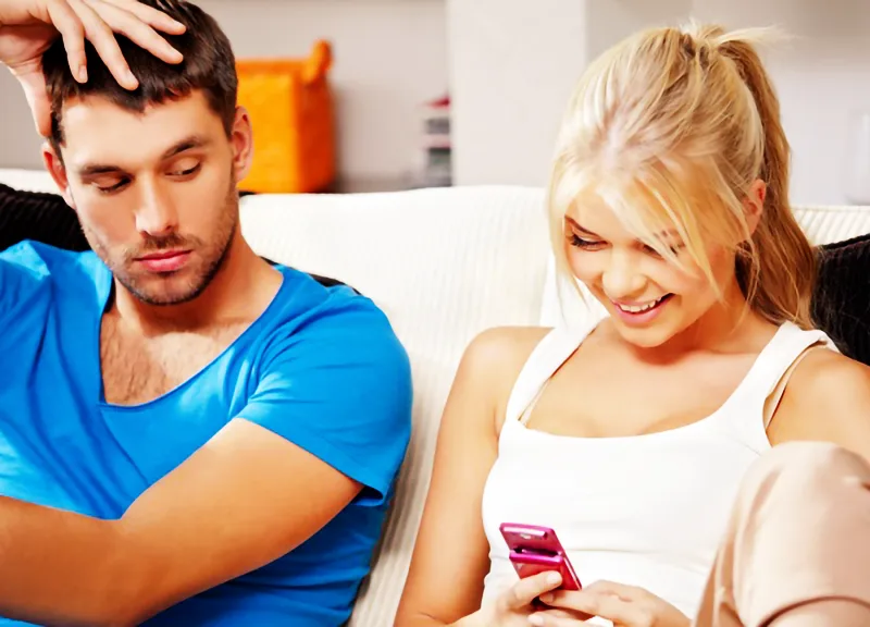 غيرة الرجل في الحب، رجل ينظر الى هاتف حبيبته ويراقب أفعالها