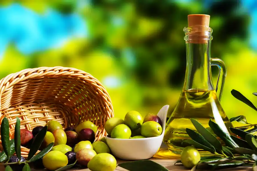 زيت الزيتون وسلة زيتون لتنظيف الكبد من السموم