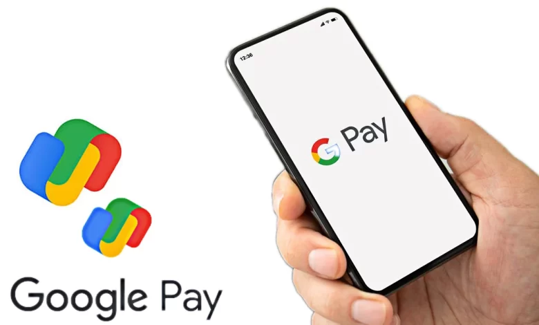 تاجر يستخدم تطبيق جوجل باي لدفع الأموال