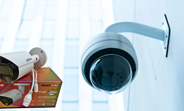 كاميرات داهوا معلقة على جدار