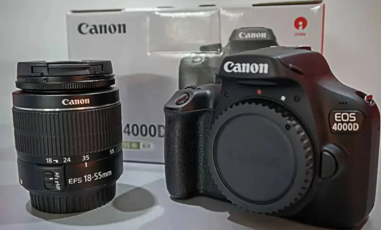 كاميرا كانون D4000 مع عدستها وعلبة الكرتون