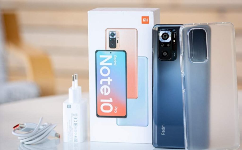 محتويات Xiaomi Redmi Note 10 Pro، يظهر شاحن وغطاء مطاطي شفاف وكابل USB