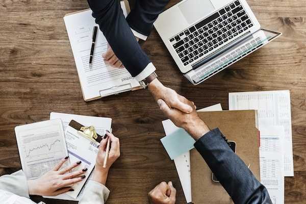 تعيين مستشار مالي من قواعد إدارة المال