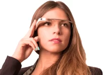 مهندسة ترتدي نظارات جوجل الذكية