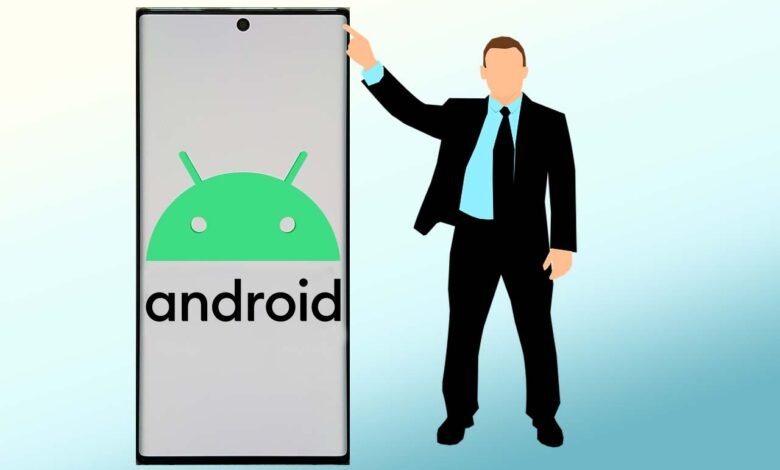 رجل يشير إلى شعار نظام تشغيل أندرويد Android OS بلون أخضر، مكتوب كلمة Android