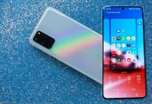 هاتف Samsung Galaxy S20 لون أزرق، ظهر وشاشة الهاتف