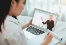 طالبة تتعلم ذاتيا من أونلاين عبر مشاهدة الفيديو