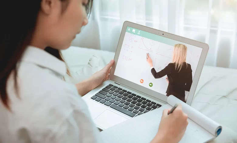 طالبة تتعلم ذاتيا من أونلاين عبر مشاهدة الفيديو