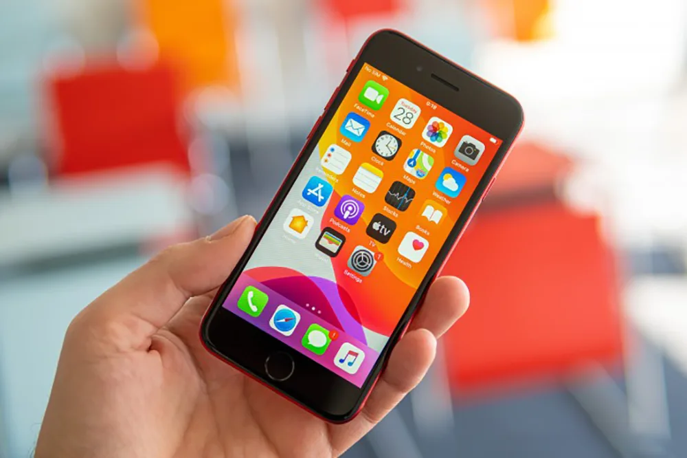 شاشة هاتف iPhone SE 2020 تظهر فيها الحواف الكبيرة