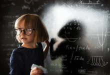 طفل عبقري يحل مسائل رياضية معقدة وهي من علامات الذكاء