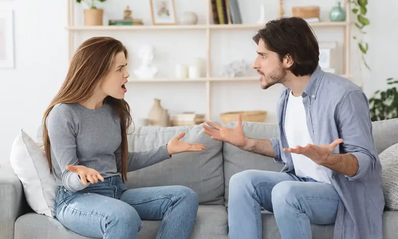 حبيبان يتشاجران ويصرخان على بعضهما بسبب فشل قصة الحب بينهما