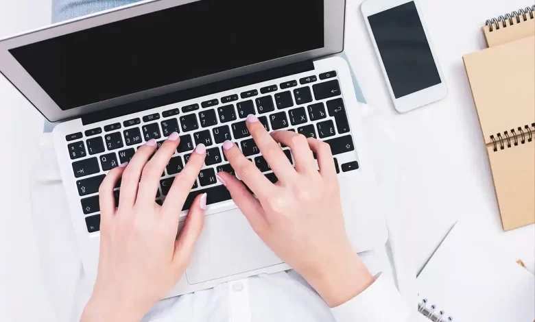 متدرب يكتب بسرعة على الكيبورد