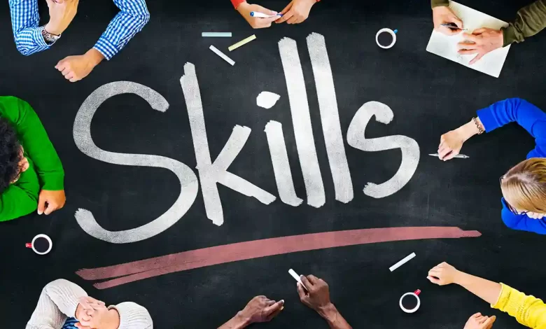 رواد أعمال يكتبون كلمة Skills وتعني كسب مهارة جديدة