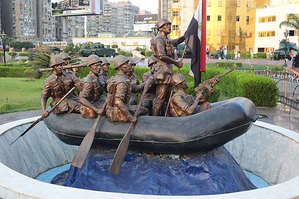 صورة توضيحية لعبور الجيش المصري قناة السويس وتحطيم أسطورة خط بارليف في حرب أكتوبر 1973م.
