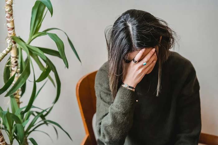 فتاة تضع يدها على وجهها نتيجة القلق