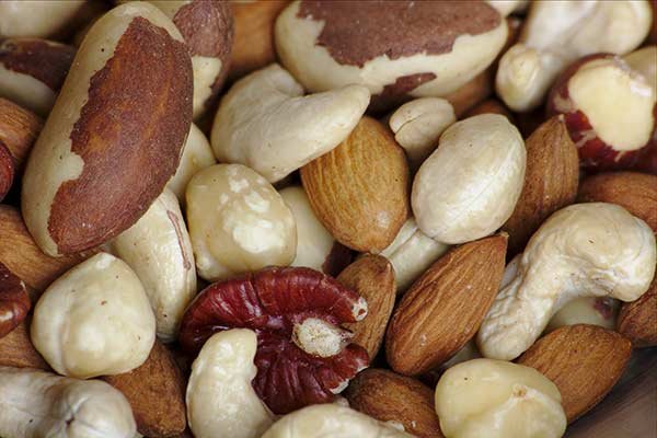 المكسرات من بين عدة مشروبات وأطعمة تخفف تدهور الذاكرة
