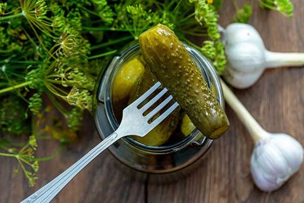 أطعمة غنية بالبروبيوتيك مثل مخلل الخيار والثوم