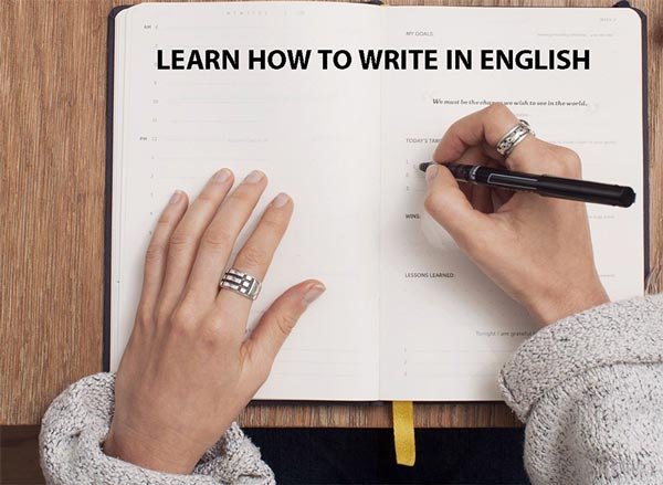 طالب يتعلم كتابة اللغة الإنجليزية