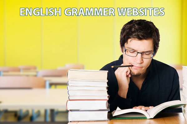 طالب يتعلم ويقرأ عن قواعد اللغة الإنجليزية
