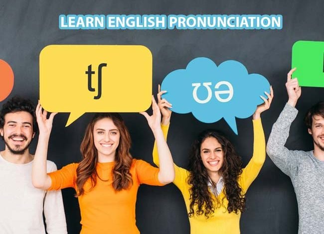 طلاب وطالبات يرفعن لافتات لتعلم النطق باللغة الإنجليزية