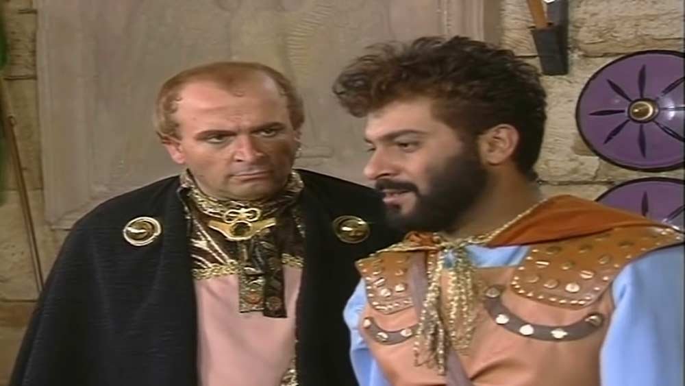 لقطة من المسلسل التاريخي العربي العبابيد ويظهر فيها المخرج الراحل حاتم علي والممثل سلوم حداد